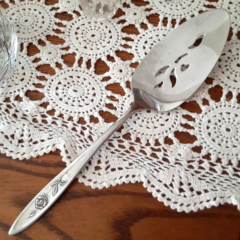 Oneida 1980s My Rose Pierced Pie Server